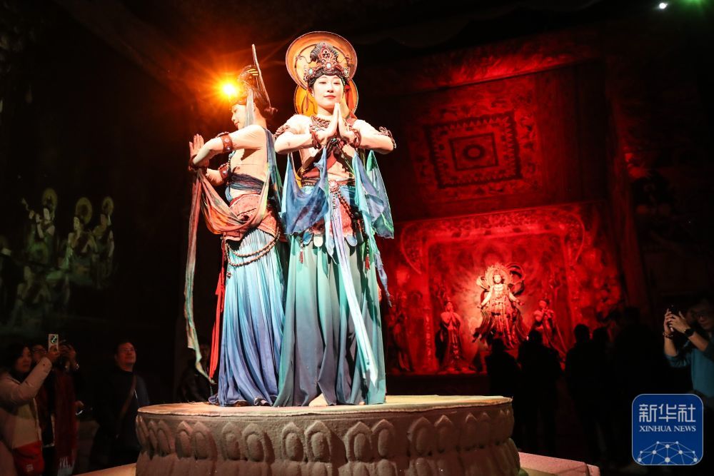 12月15日晚，游客观看大型洞窟式沉浸体验剧《乐动敦煌》。