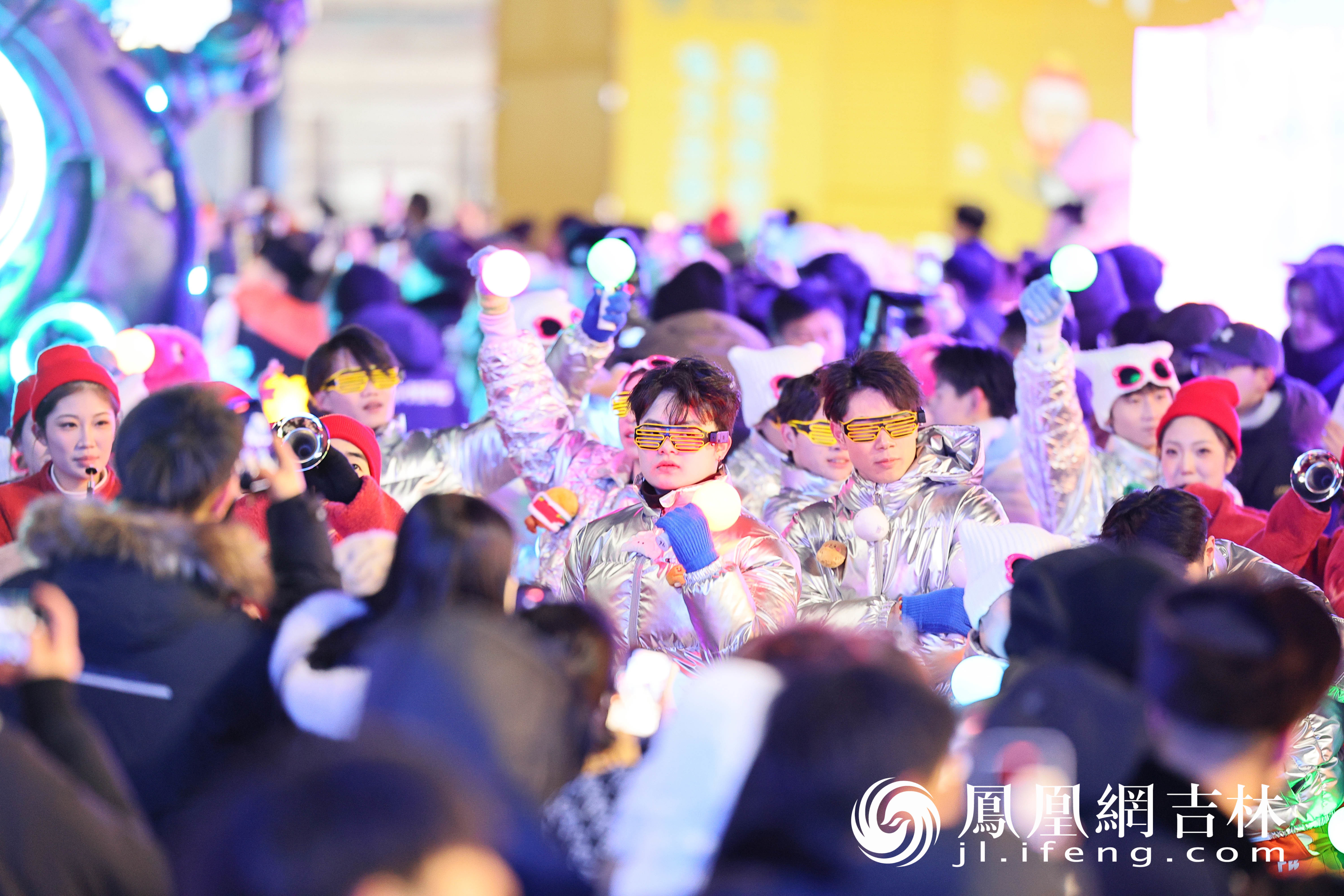 百人拔河、冰上热舞、全网刷屏！长春冰雪之夜燃爆今冬，青春力量惊艳全场！