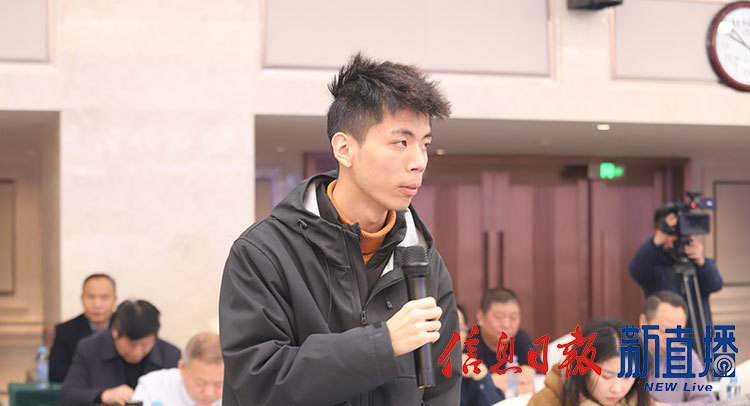 江南都市报提问（文颖 摄）