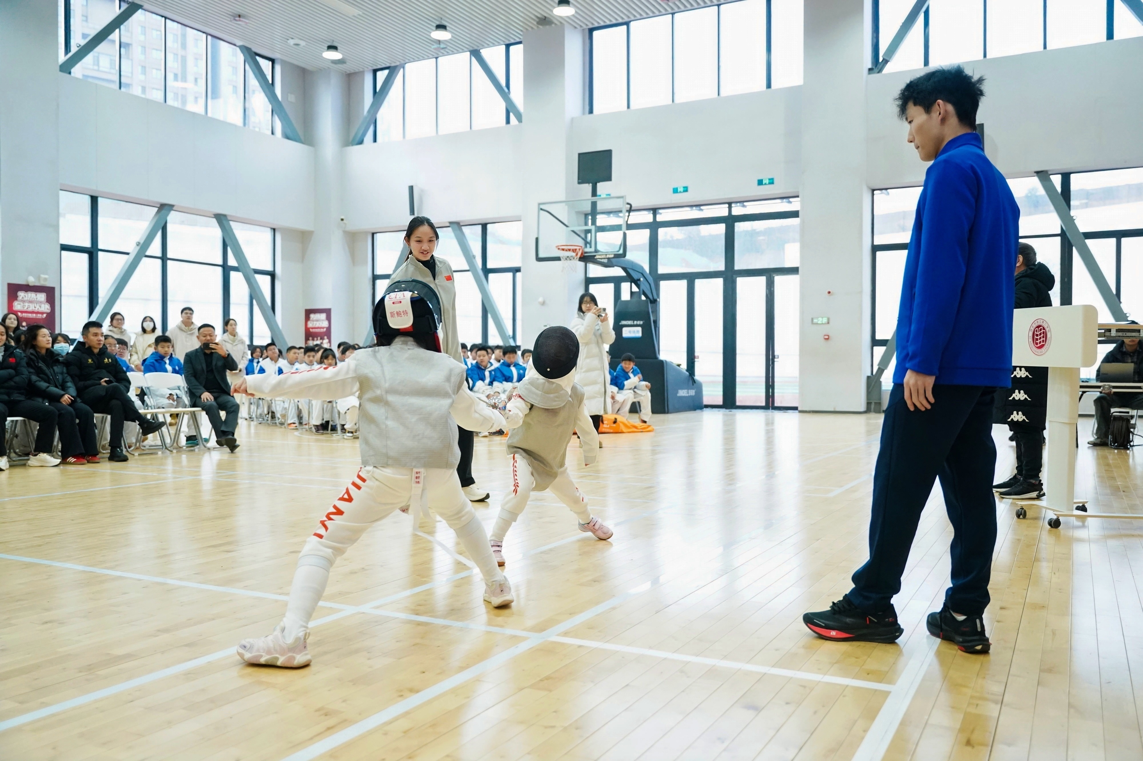 西安:擊劍冠軍進校園 青少年零距離邂逅“格斗芭蕾”