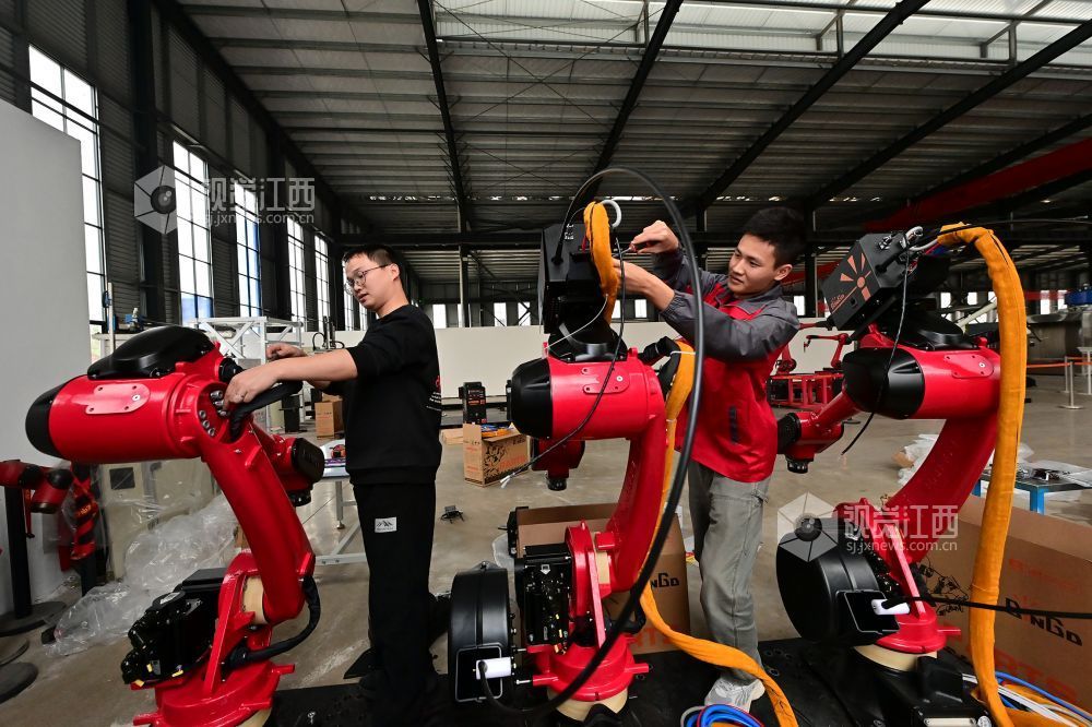 工作人员正在调试工业机器人（ 邓龙华 摄）