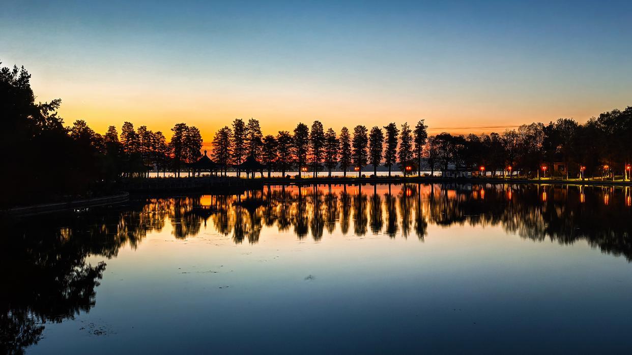 11月19日拍摄的武汉市东湖风景区一角。 新华社记者 沈虹冰 摄