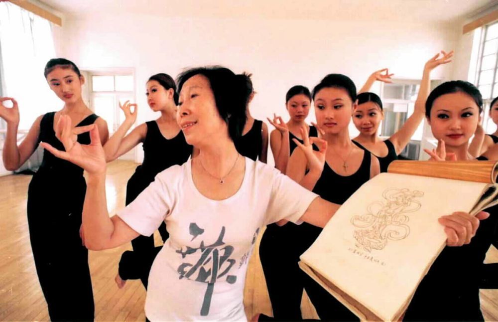 高金荣（前）指导学员练习佛手指法（1999年7月22日摄）　新华社记者　冯武勇　摄