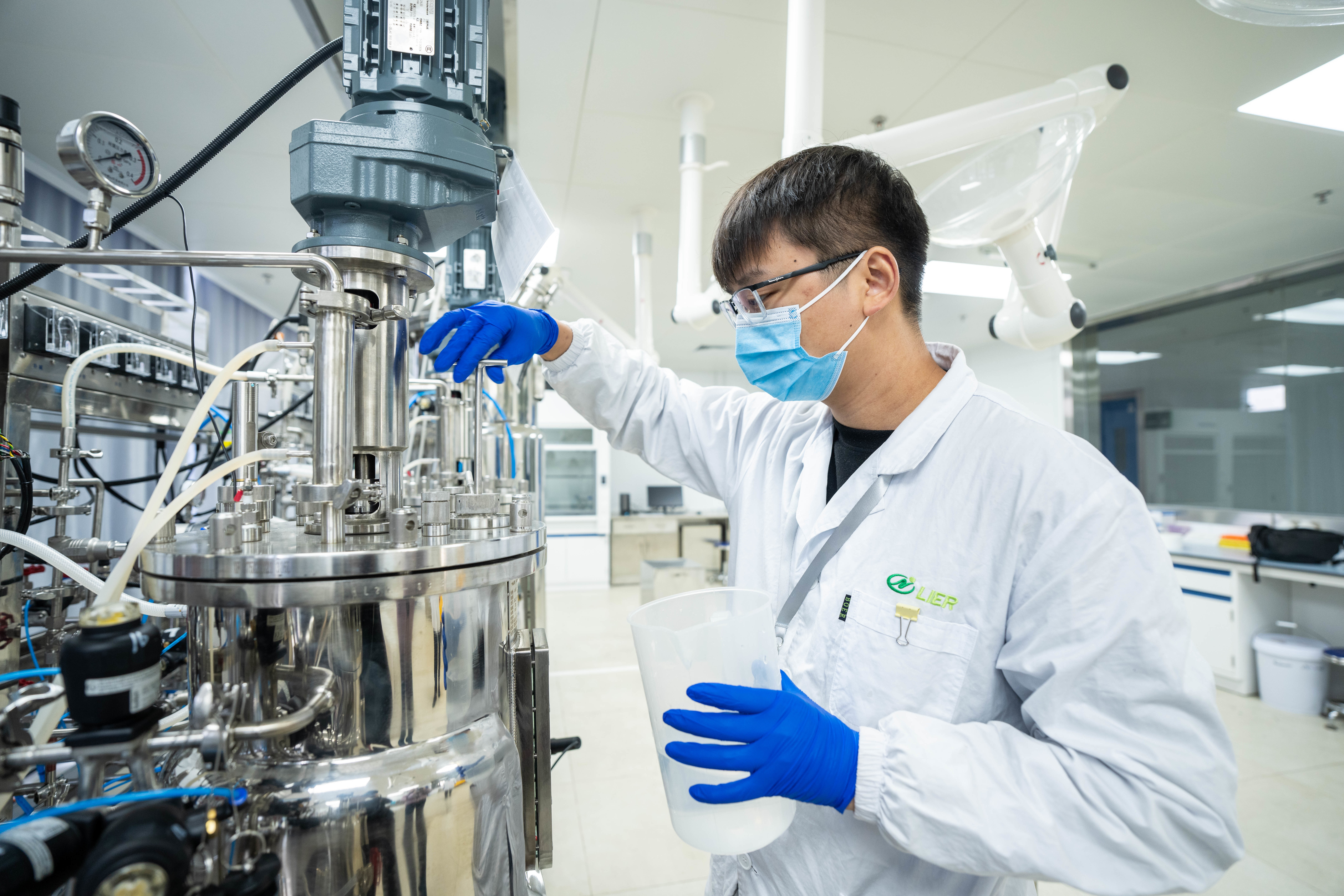 12月1日，在湖南津市高新区一家生物科技企业的发酵实验室，工作人员进行菌种发酵实验。新华社记者 陈思汗 摄