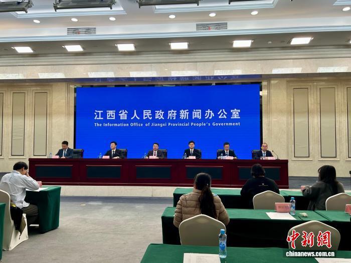 图为19日,江西省政府新闻报举行江西省河湖长制工作成效新闻发布会。朱莹 摄