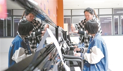 老师指导学员弹钢琴