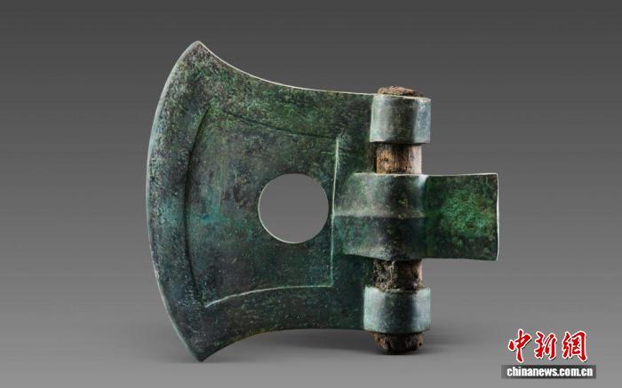 图为铜钺。陕西省考古研究院供图