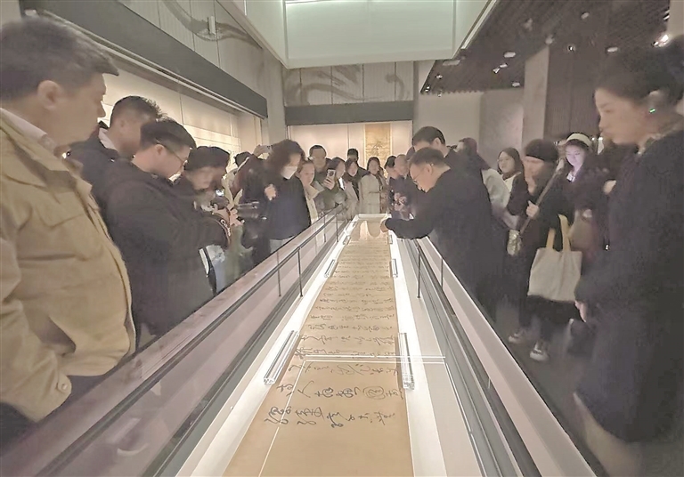 12月16日，“山谷雅集——黄庭坚诞辰980周年特展”在省博物馆开幕。图为观众正在欣赏黄庭坚的《草书浣花溪图引卷》。