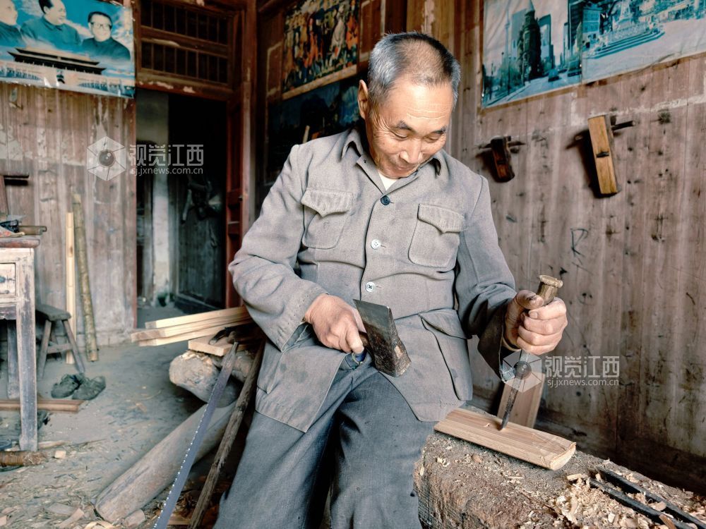 2025年12月14日,江西省分宜县钤山镇龙源村,老木匠曾师傅坚守传统手艺的每一道工序,在家中作坊内制作榫卯结构的锅盖,留下一个时代的乡村手艺记忆。