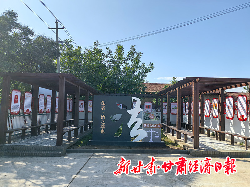 图为大寨乡法治文化广场