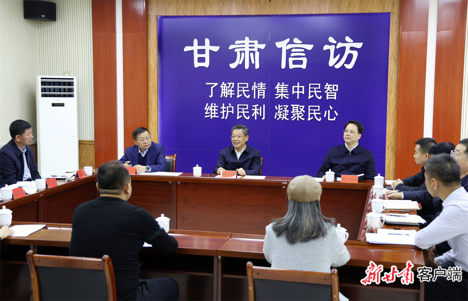 12月19日，省委副书记、省长任振鹤在省人民来访接待大厅接待来访群众。新甘肃&middot;甘肃日报记者　盛学卿