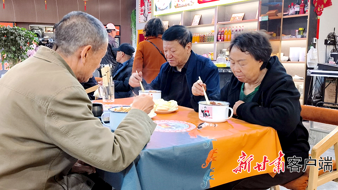 崆峒区西门口老年食堂中老人正在就餐　本文图片均由崆峒区融媒体中心提供