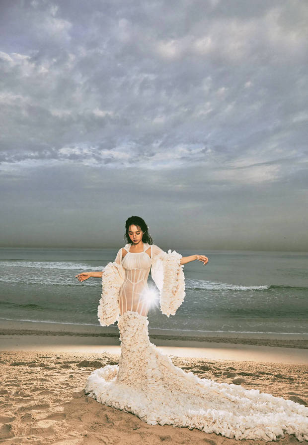 蔡依林穿白色长裙勾勒曲线身材。