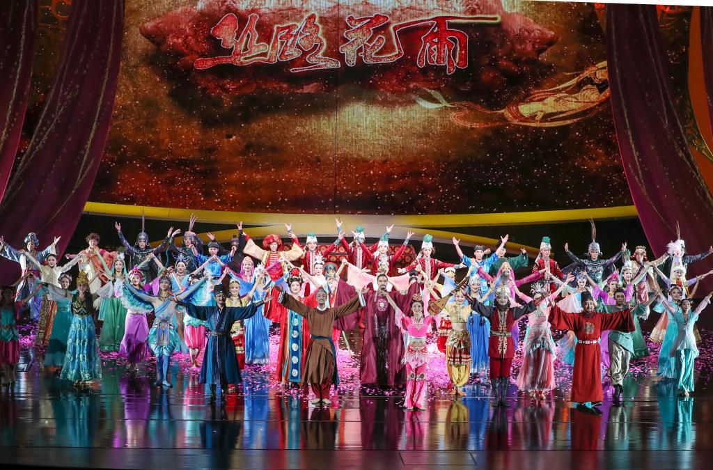 2025年9月20日晚,在敦煌大剧院,演员在新版《丝路花雨》演出结束后返场谢幕。新华社记者 郎兵兵 摄