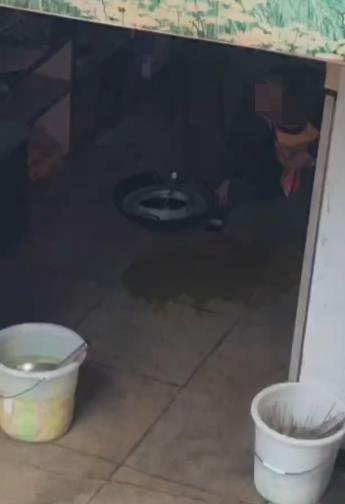 小吃店老人将地面油污收回锅内,老板道歉“做得太错了”