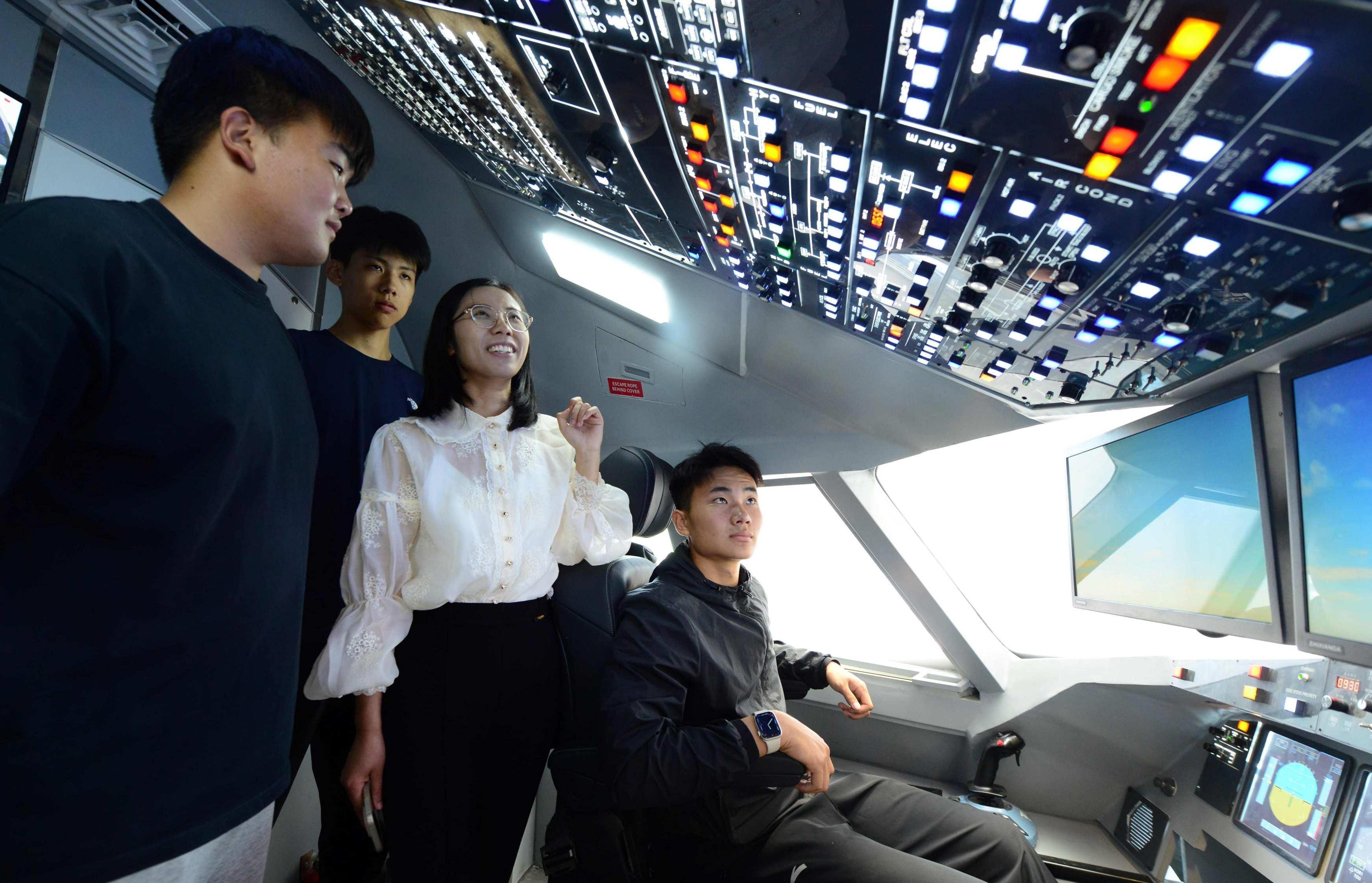 沧州航空学院的学生在学习飞机知识(资料图片)。