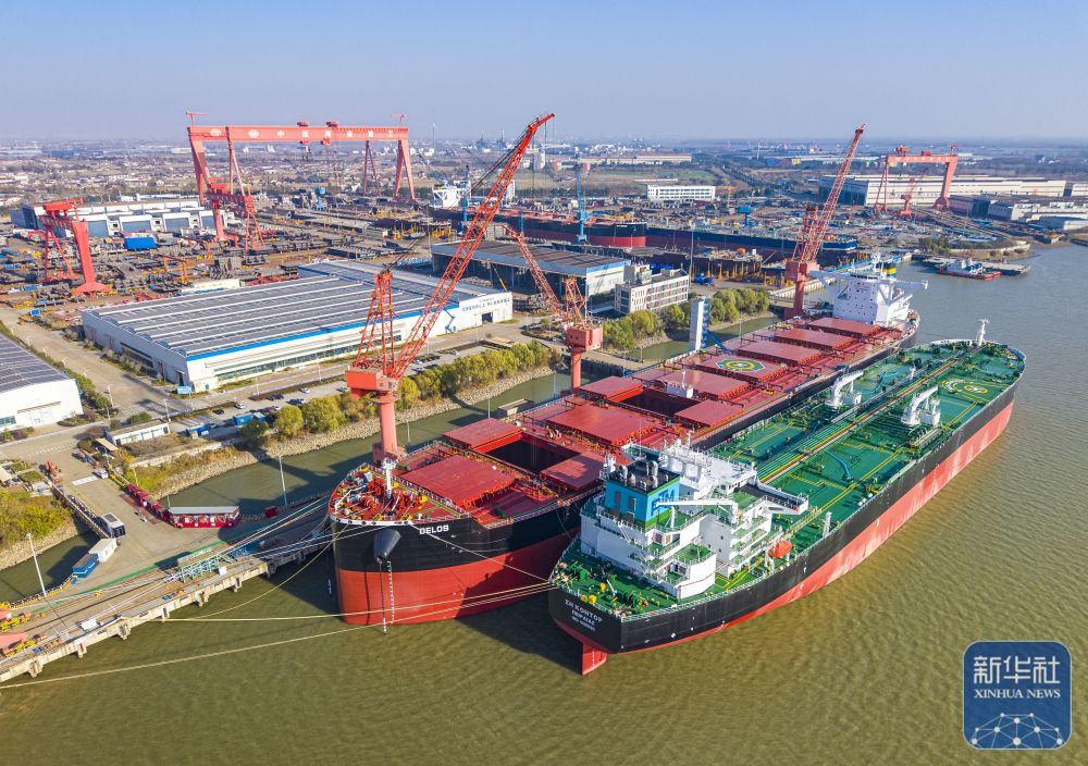 ↑ 这是12月14日拍摄的位于江苏省江都经济开发区的扬州中远海运重工有限公司生产厂区（无人机照片）。新华社发（任飞摄）