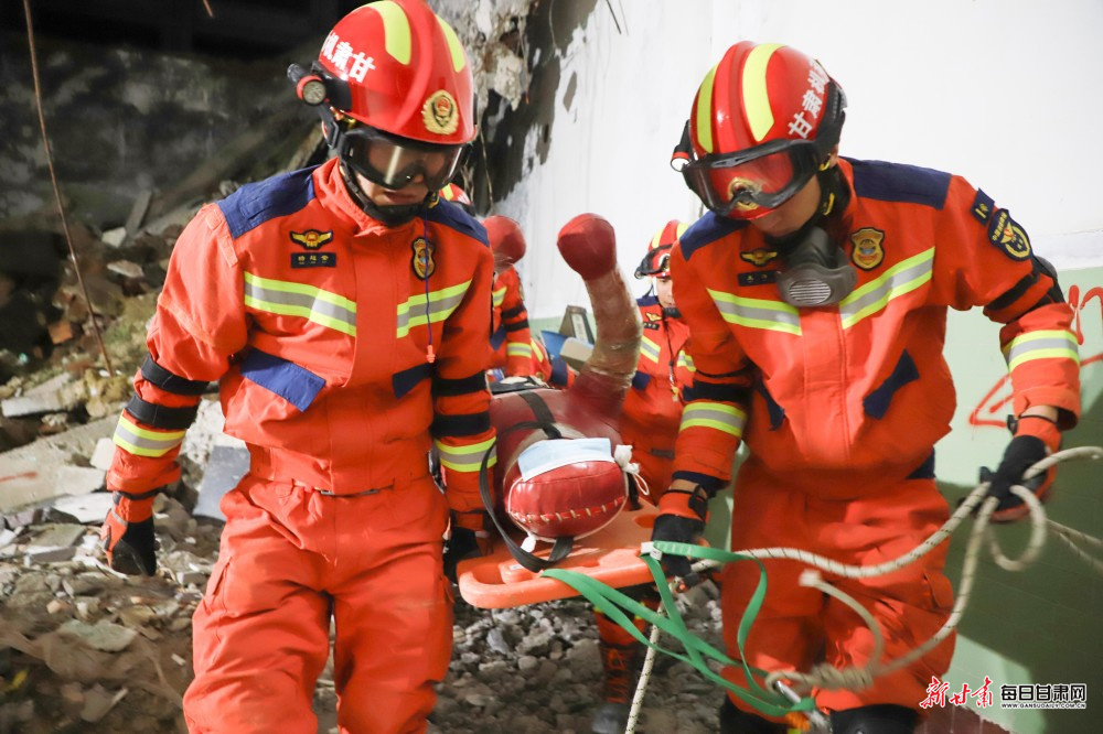甘肃庆阳森林消防寒冬练兵锻硬功