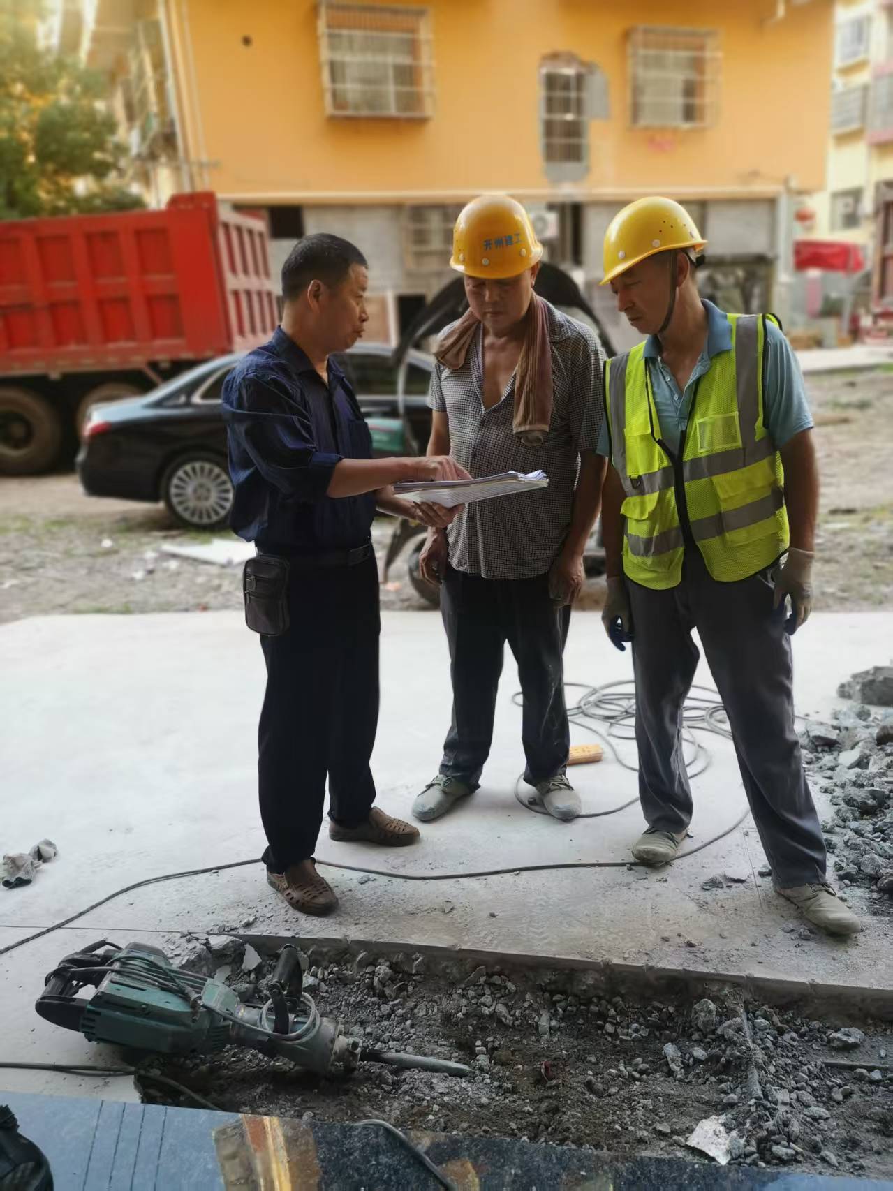 張明剛向村鎮建筑工人介紹意外險