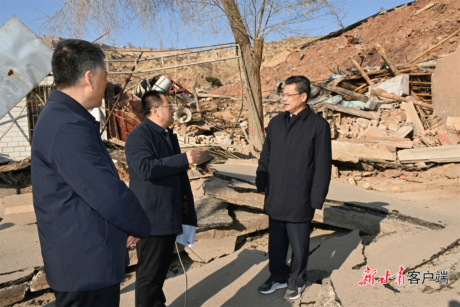 12月17日，省委副书记、省长任振鹤在永靖县调研滑坡险情处置工作。新甘肃&middot;甘肃日报记者　盛学卿