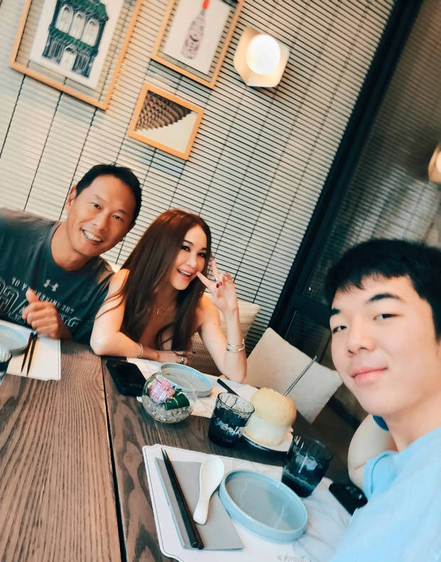 温碧霞开心比耶,享受欢乐时光。