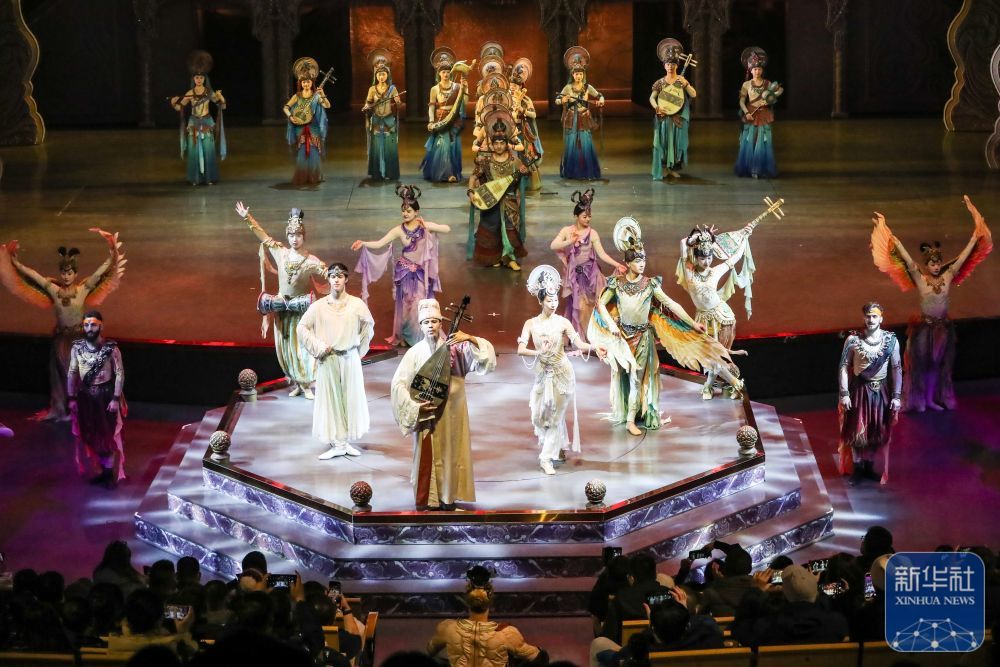 12月15日晚，演员在《乐动敦煌》中表演。