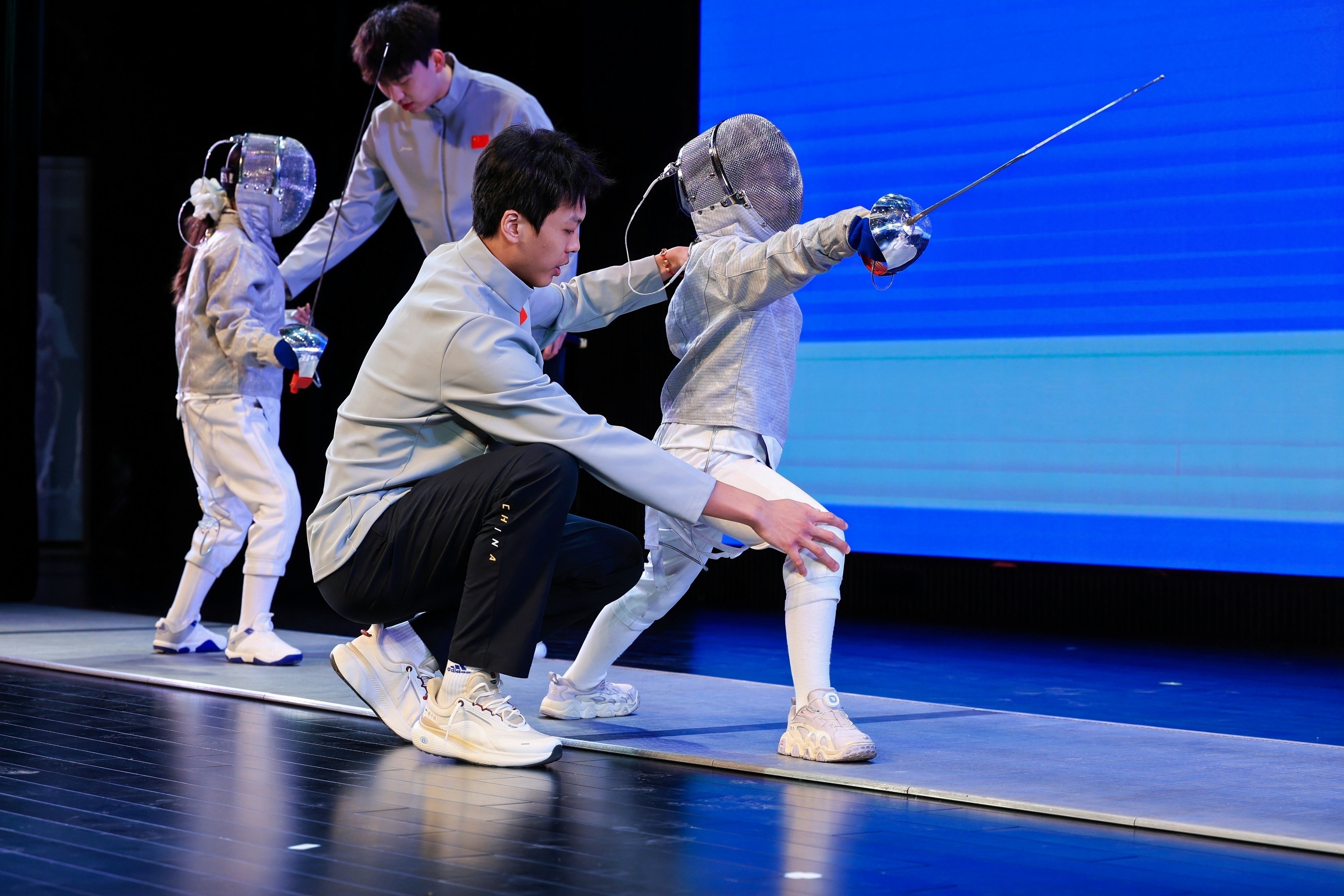 西安:擊劍冠軍進校園 青少年零距離邂逅“格斗芭蕾”