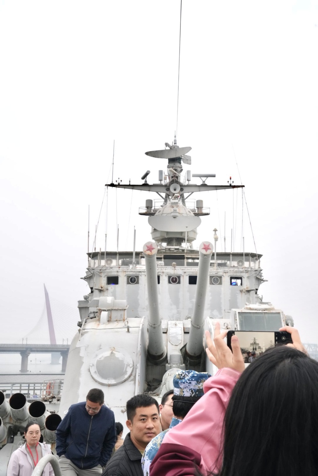 曾抛下“曾母暗沙第一锚”的051导弹驱逐舰163号“南昌”舰，于2016年9月8日退役，如今停泊在赣江南昌市区段，供游客参观。澎湃新闻记者 王洛伊 图