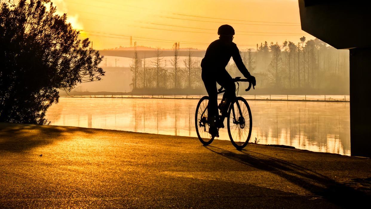 12月14日,骑行爱好者在武汉市东湖风景区骑行。新华社记者 肖艺九 摄