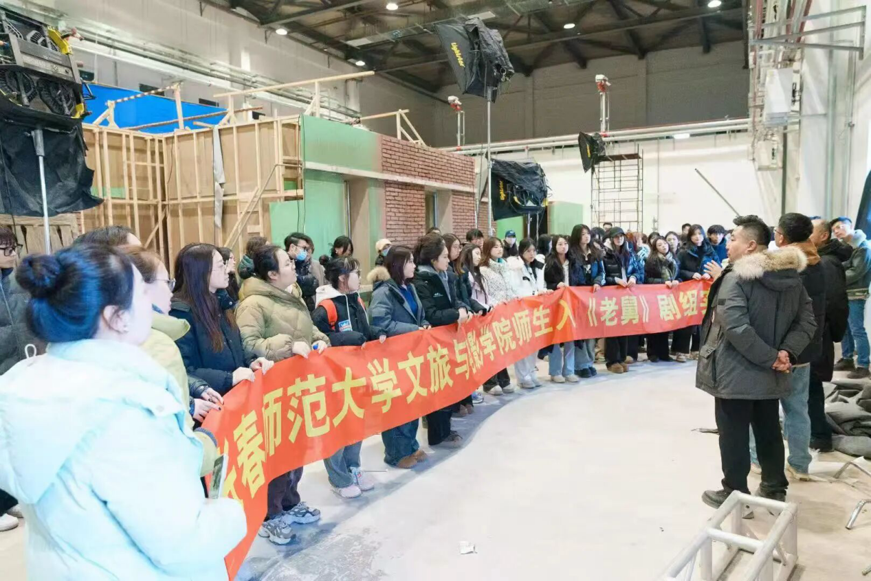 学院师生在《老舅》拍摄现场。受访者供图