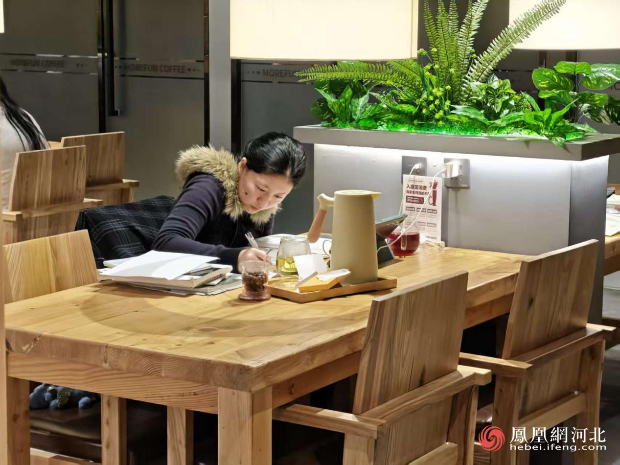 自习室内市民读书