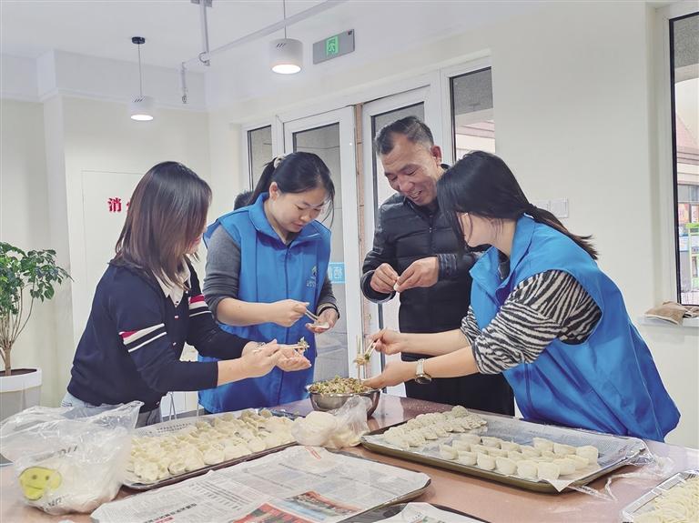 社区工作人员正在包饺子