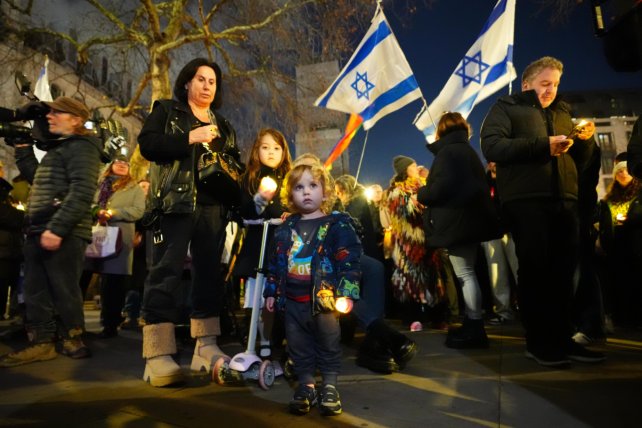 ▎2025年12月14日,数十人参加伦敦的守夜悼念活动,向邦迪海滩袭击事件的遇难者致哀。(图源:PA)