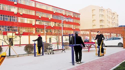 12月9日,辛集市一机厂宿舍新修建的小广场上,老人们正在健身。王露露摄