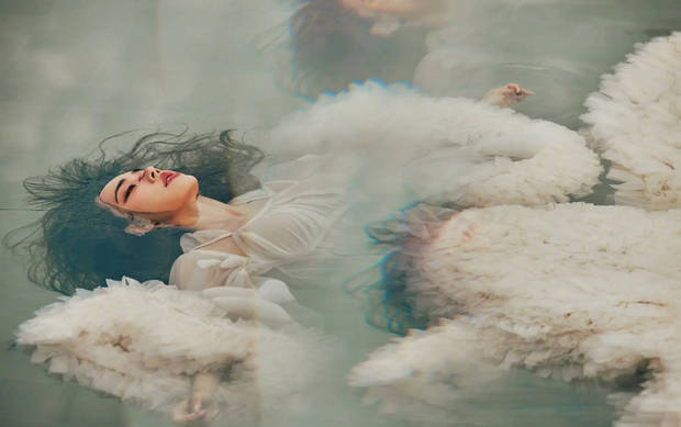 蔡依林漂浮在水面上,松弛感十足。