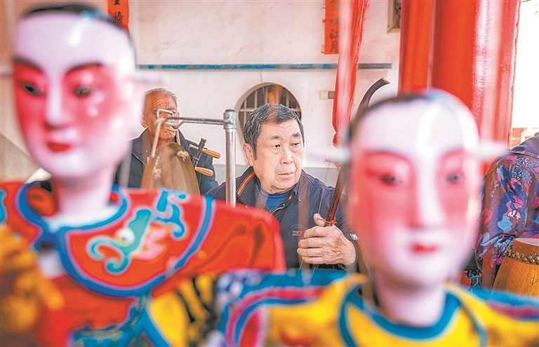 启新木偶剧团的6名成员，大家农忙时务农、农闲时登台。