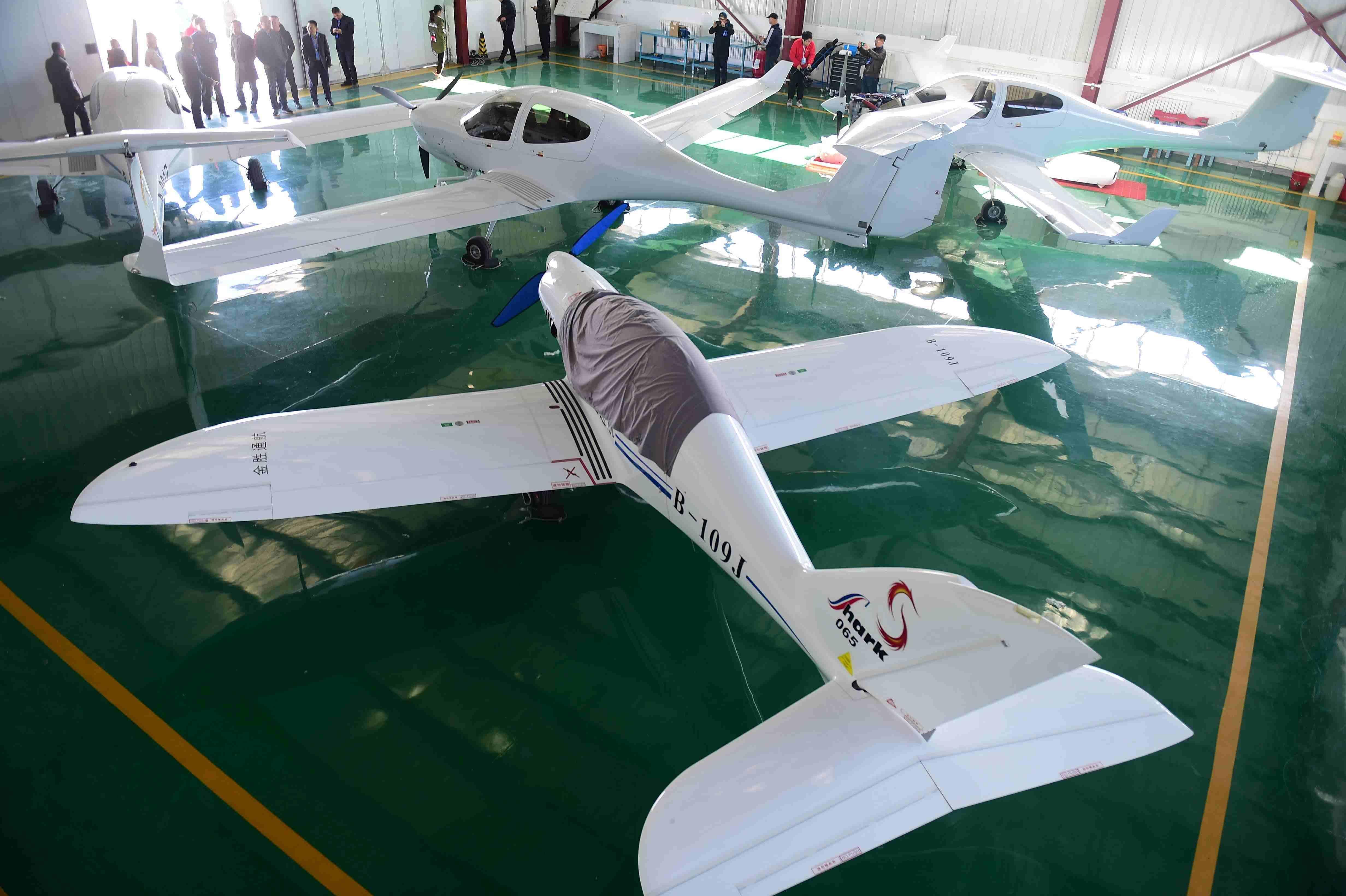 中捷产业园区通用机场在维护的飞机(资料图片)。