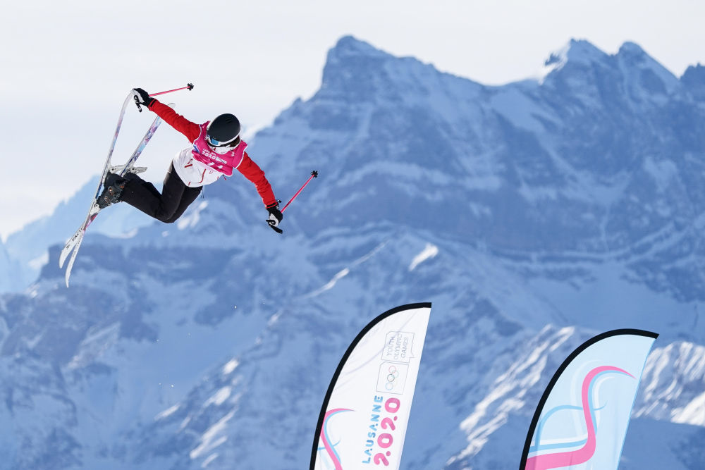 2020年1月21日，谷爱凌在瑞士莱森进行的第三届冬季青年奥林匹克运动会自由式滑雪女子大跳台预赛中。新华社记者　逯阳　摄