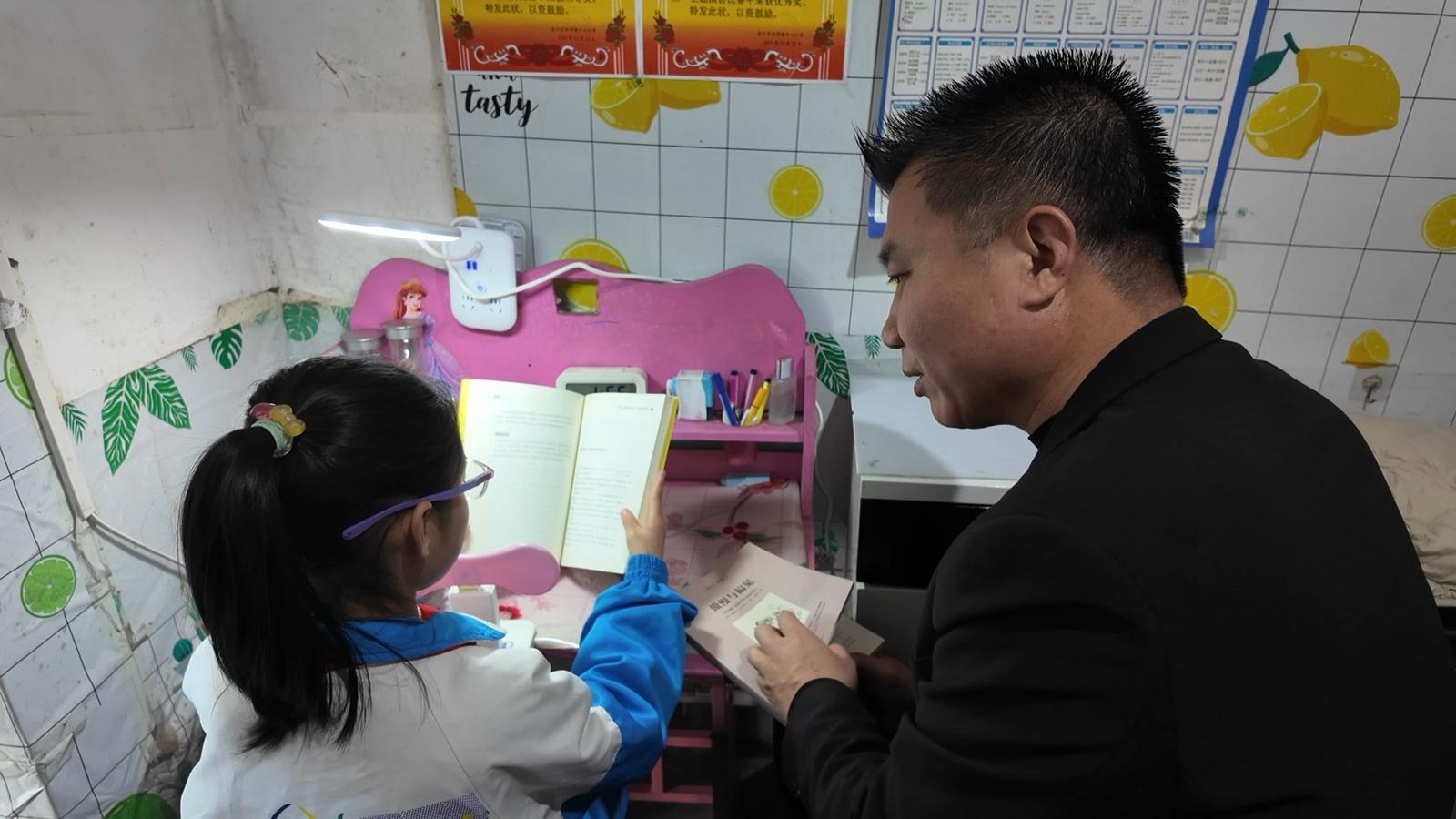 △马荣业辅导杨惠雯学习