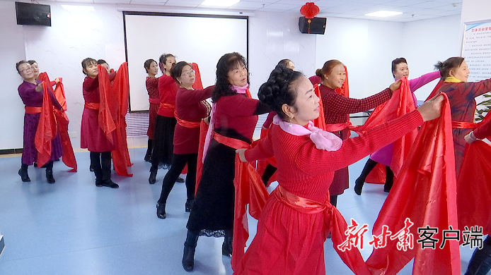 崆峒区西郊街道综合养老服务中心老人正在进行文艺活动