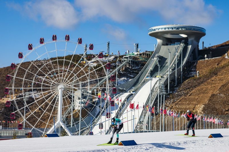 12月19日，参赛选手在越野滑雪接力比赛中。
