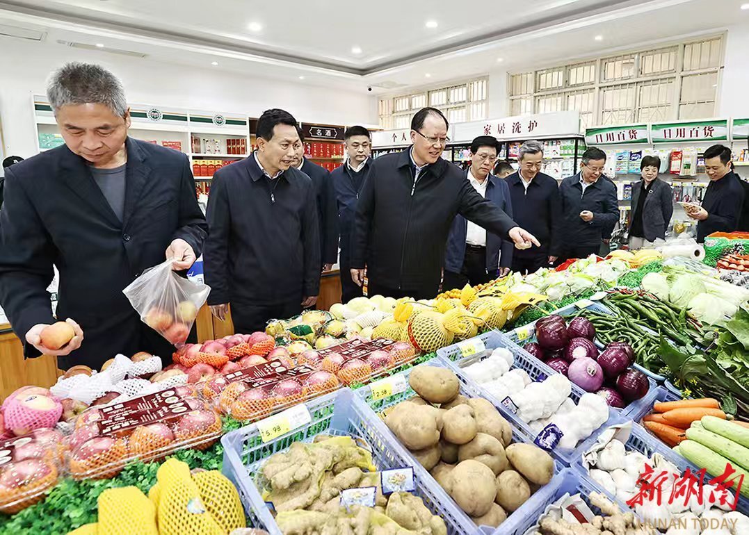 毛伟明在长沙县路口供销社调研。