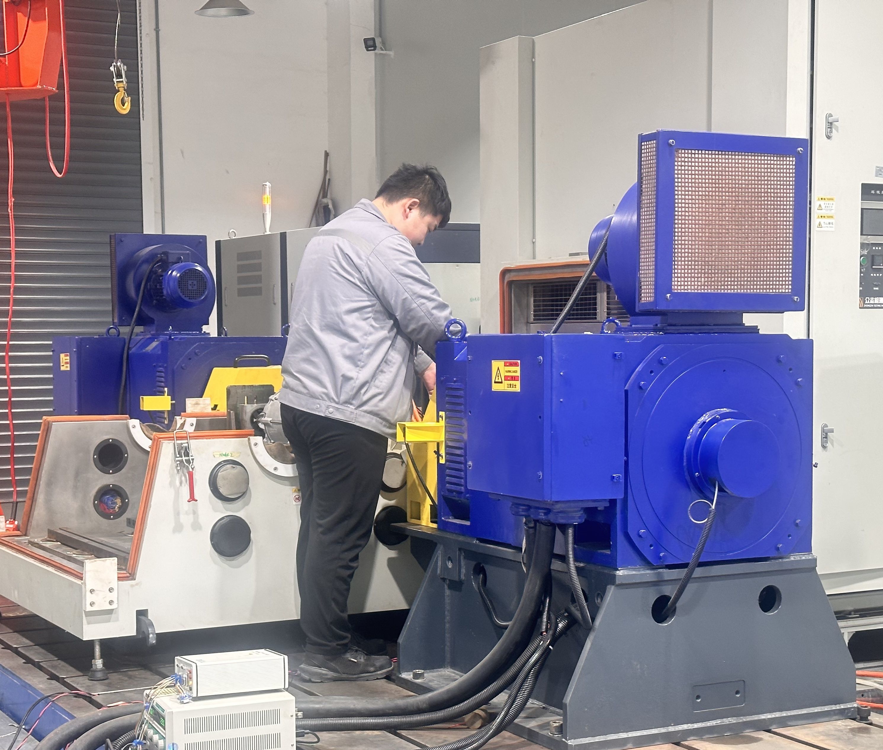 图为廊坊凌创科技发展有限公司员工在为新能源汽车零部件做数据测试 刘鑫烨摄