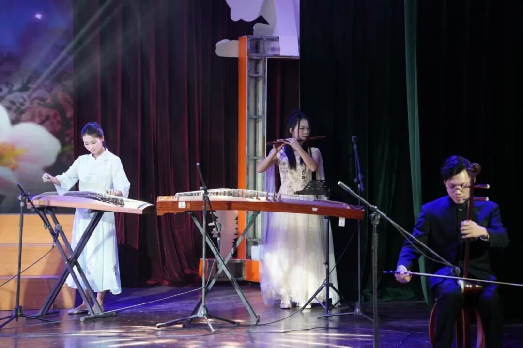 夺冠三水！乐平六校联排，以 “声+乐+舞” 重塑《彩云追月》经典