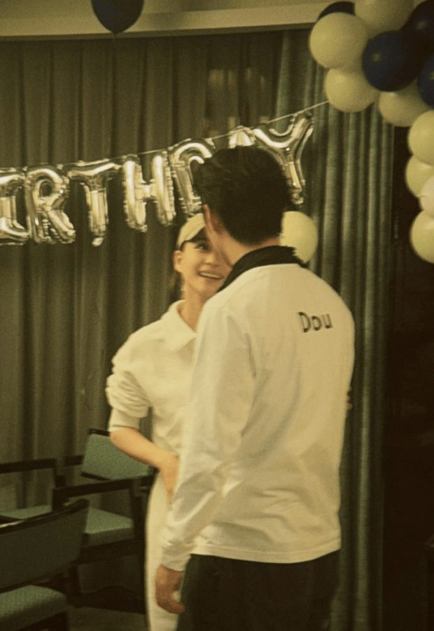 何超莲望向窦骁,笑眼弯弯。