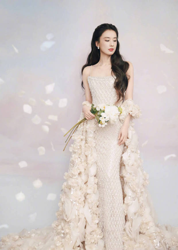 黄圣依手拿鲜花唯美青春。