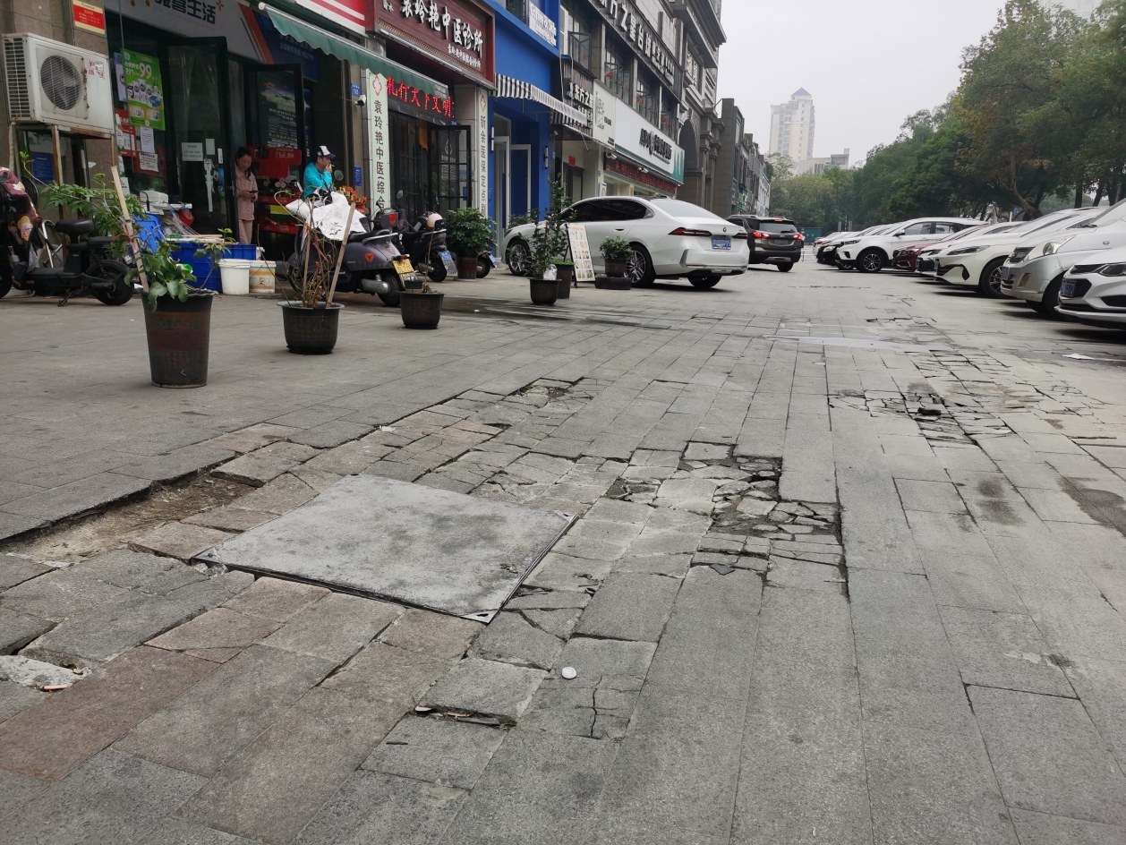 人行道地砖大面积破损 渝水区北湖西路珑园小区外居民盼修复