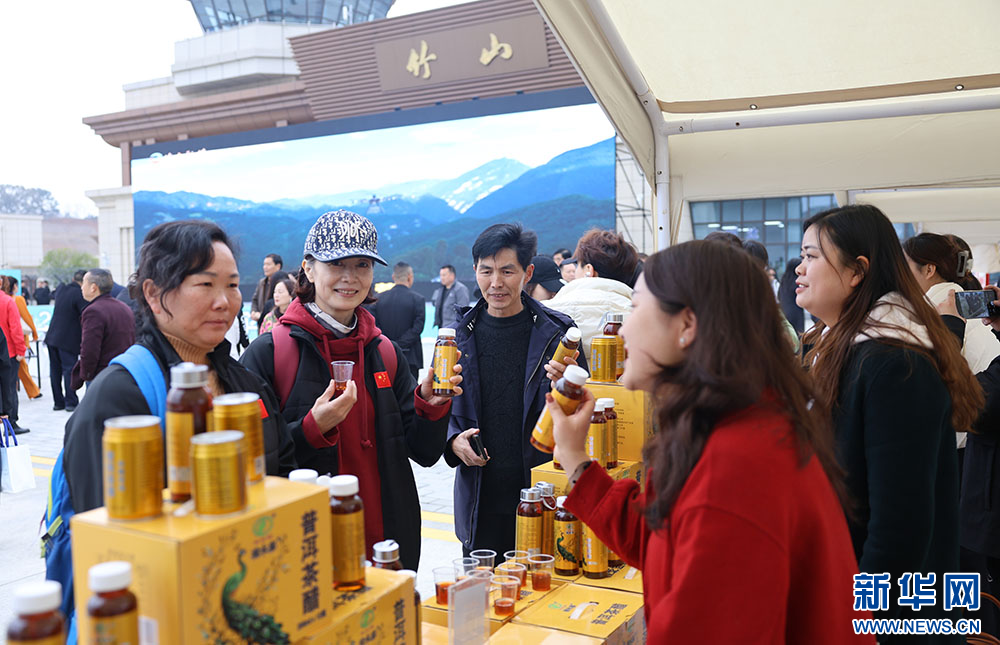 11月15日，全国跳伞锦标赛在湖北竹山女娲山通用机场举办。赛事搭建的临时集市吸引观众选购。新华网发 王俊摄