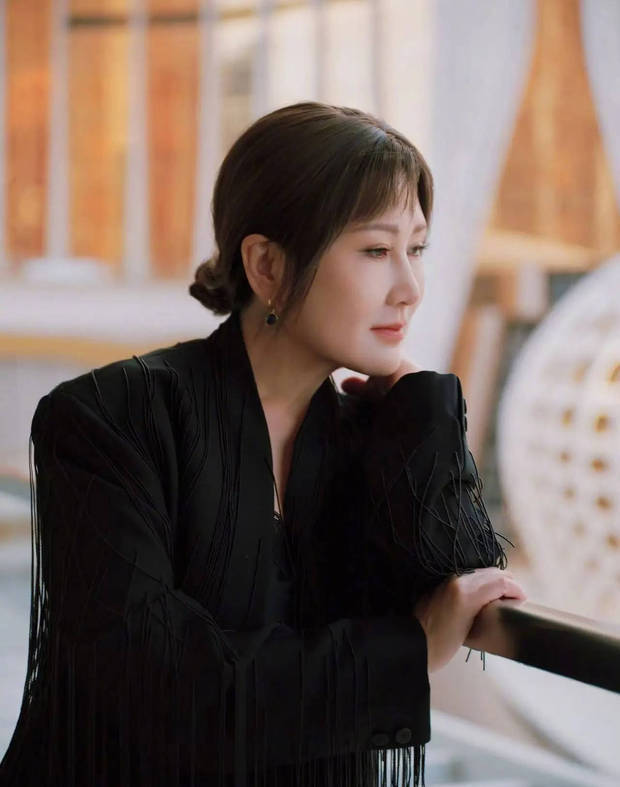 张凯丽盘发造型优雅贵气。