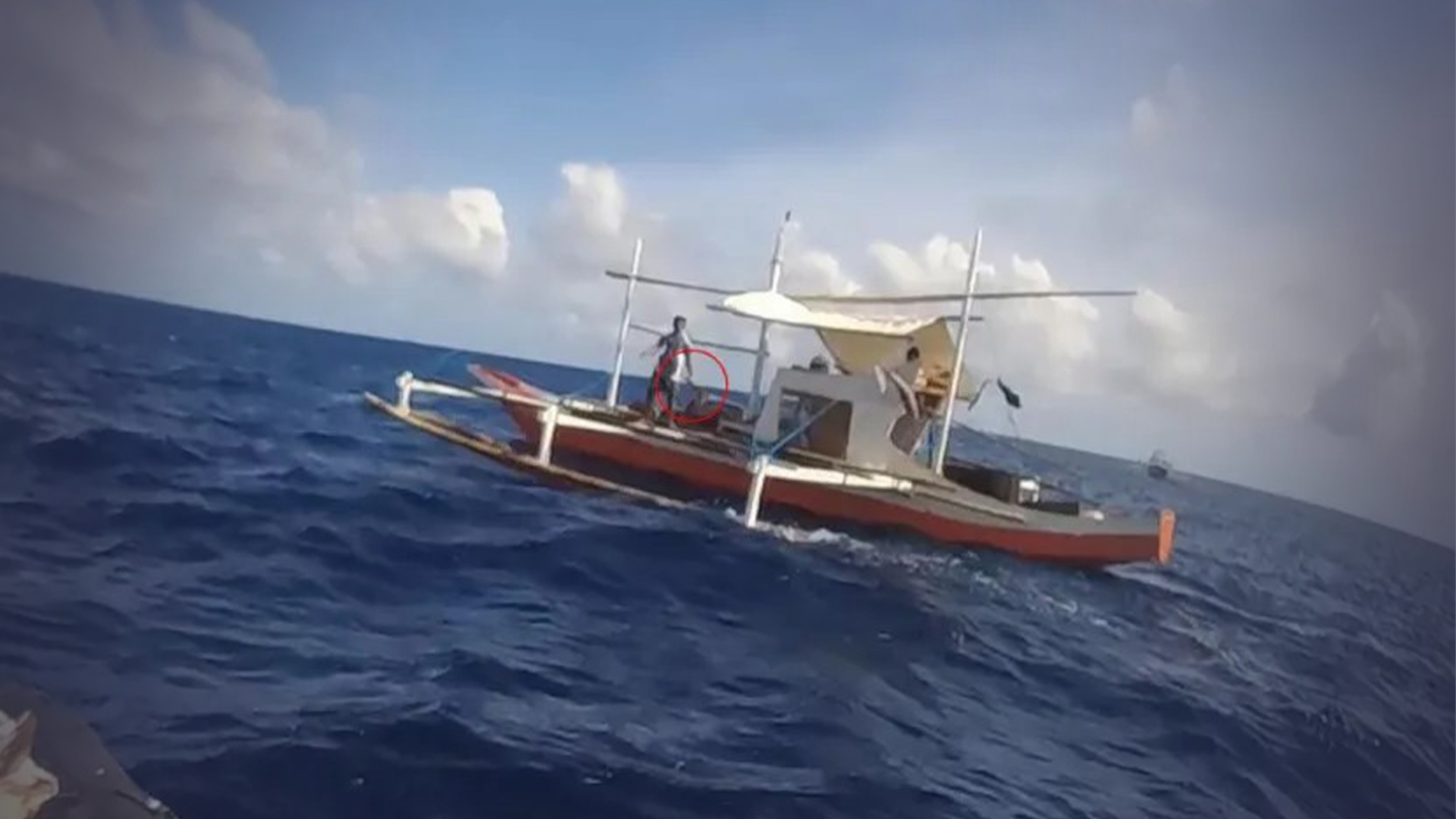 菲方人员挥舞长刀挑衅中国海警，专家：菲已用“武装渔民”手段碰瓷